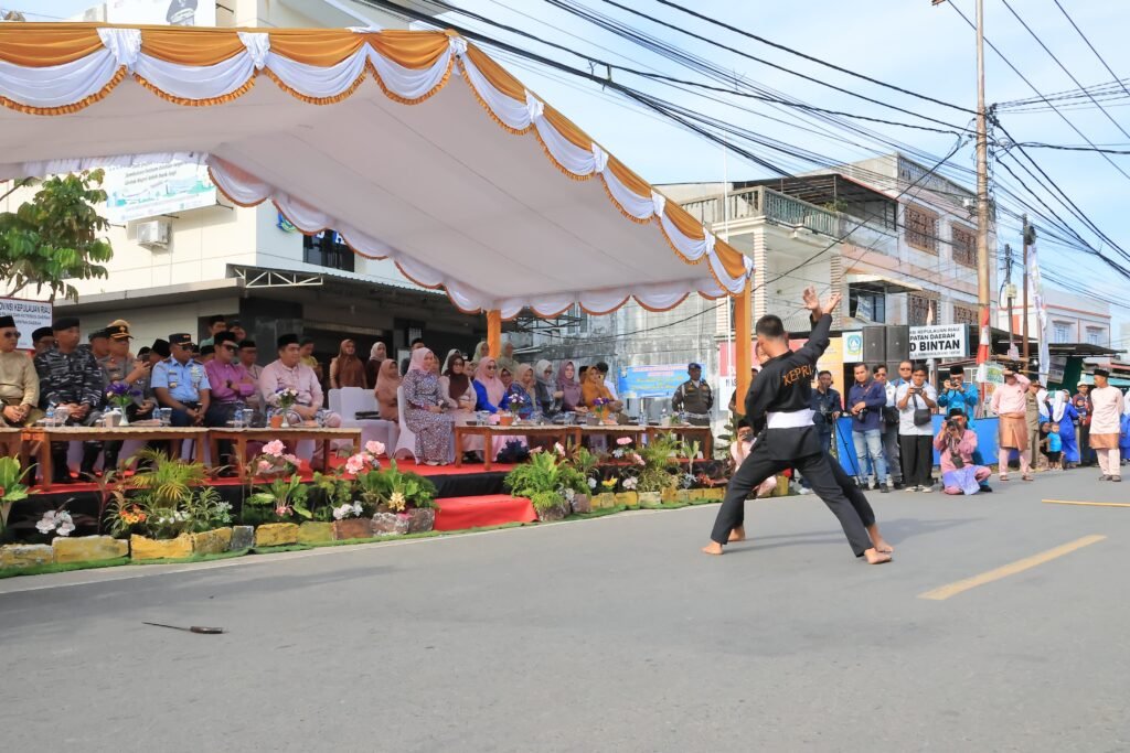 Bupati Bintan Roby Kurniawan, jajaran OPD dan undangan saat menyaksikan salah satu atraksi pada pembukaan MTQH Ke XIV Bintan