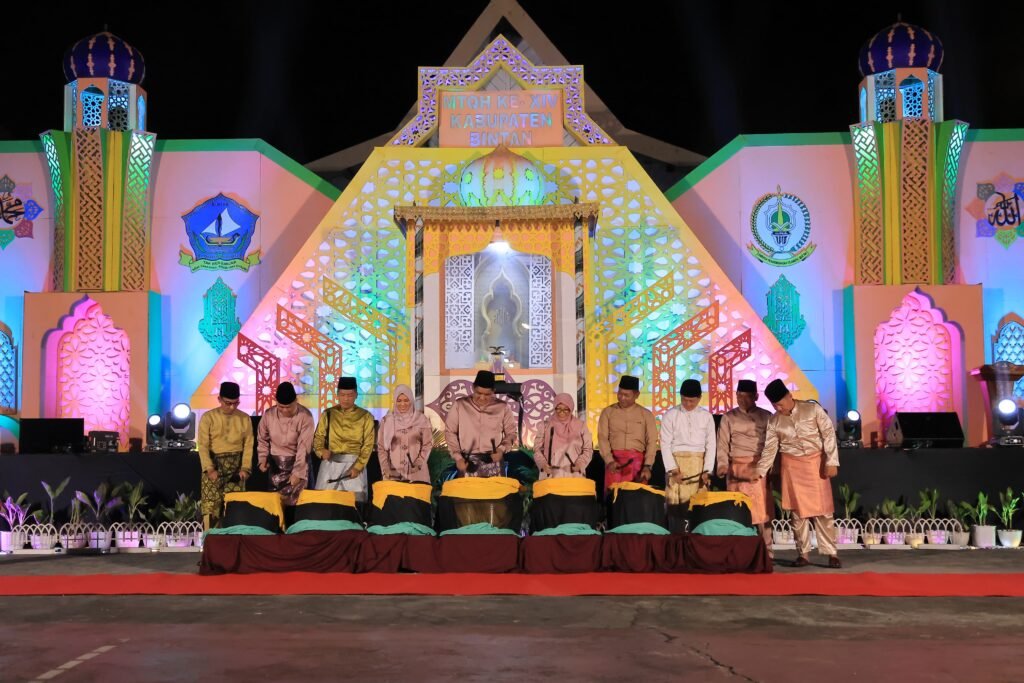 Bupati Bintan Roby Kurniawan memukul Tambur tanda dibukanya MTQH Ke XIV Bintan