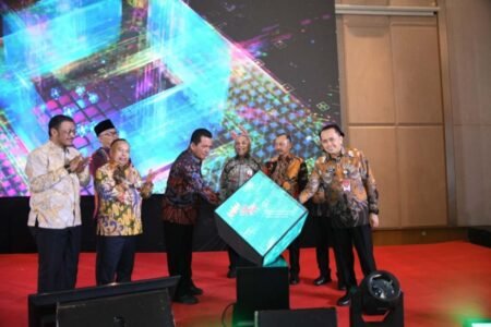 Gubernur Kepri Ansar Ahmad saat meluncurkan layanan E-BLUD, kerjasama BRK Syariah dan RSUD rat, Selasa (15/4) malam.