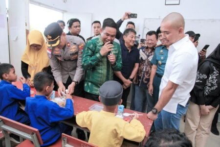 Pimpinan PT BAI George Santos juga Bupati Kabupaten Bintan Roby Kurniawan serta sejumlah unsur Forkompinda saat melihat lebih dekat saat pelaksanaan MBG di dua Sekolah kawasan KEK Galang Batang Bintan, Kamis (17/04/2025)