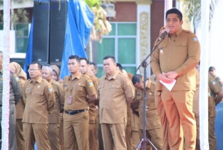 Bupati Bintan Roby Kurniawan saat memberikan arahan saat apel di lapangan Relief Antam Kijang, Senin (21/4),