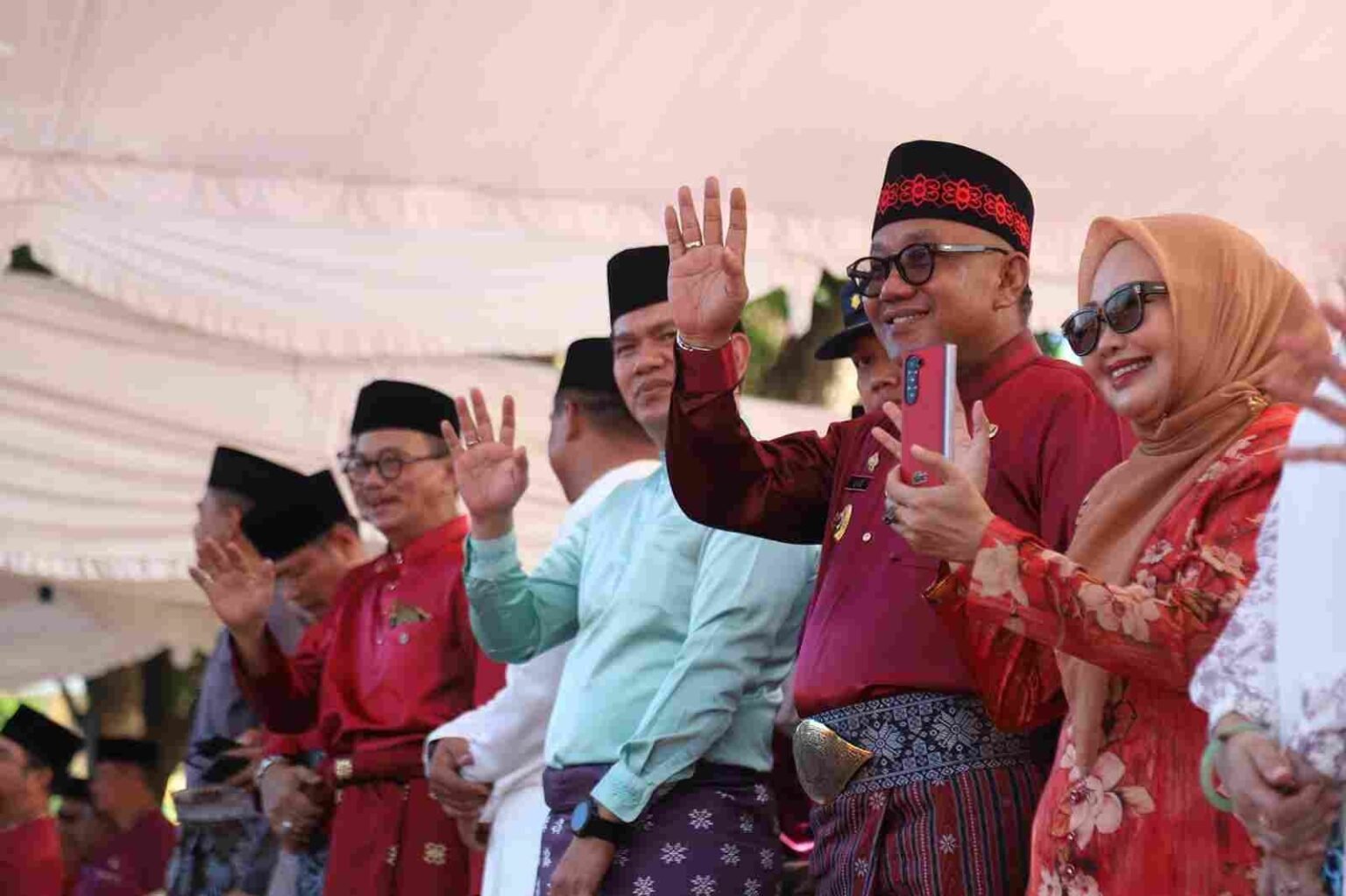 Walikota Tanjungpinang Lis Darmansyah dan undangan saat melepas pawai ta'aruf