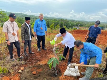 Memperingati Hari Bumi ke-55 yang jatuh pada Selasa, (22/4), STAIN Sultan Abdurrahman Kepri melaksanakan aksi penanaman pohon Matoa di sejumlah titik strategis di lingkungan kampus.