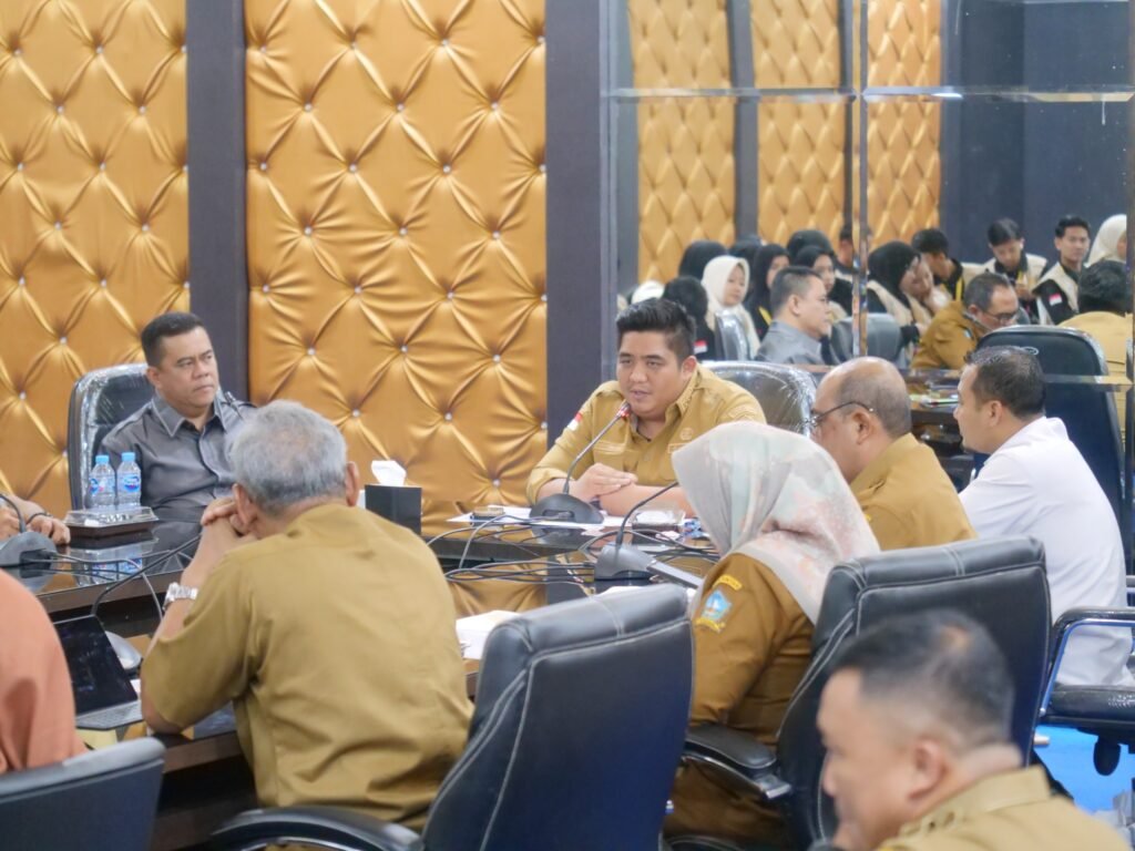 Bupati Bintan Roby Kurniawan, saat memimpin rapat bersama OPD