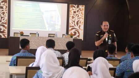 Kejati Kepri melalui Program Pembinaan Masyarakat Taat Hukum (BINMATKUM) pada kegiatan Penyuluhan Hukum telah menyelenggarakan kegiatan Program Jaksa Masuk Sekolah di SMA Negeri 3 dan SMA Negeri 4 Batam, Kamis (24/04/2025)