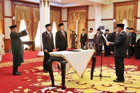 Pelantikan Kepala Dinas PUPP dan Direktur RSUD RAT oleh Sekdaprov Adi Prihantara di Gedung Daerah, Tanjungpinang, Jumat (25/4).