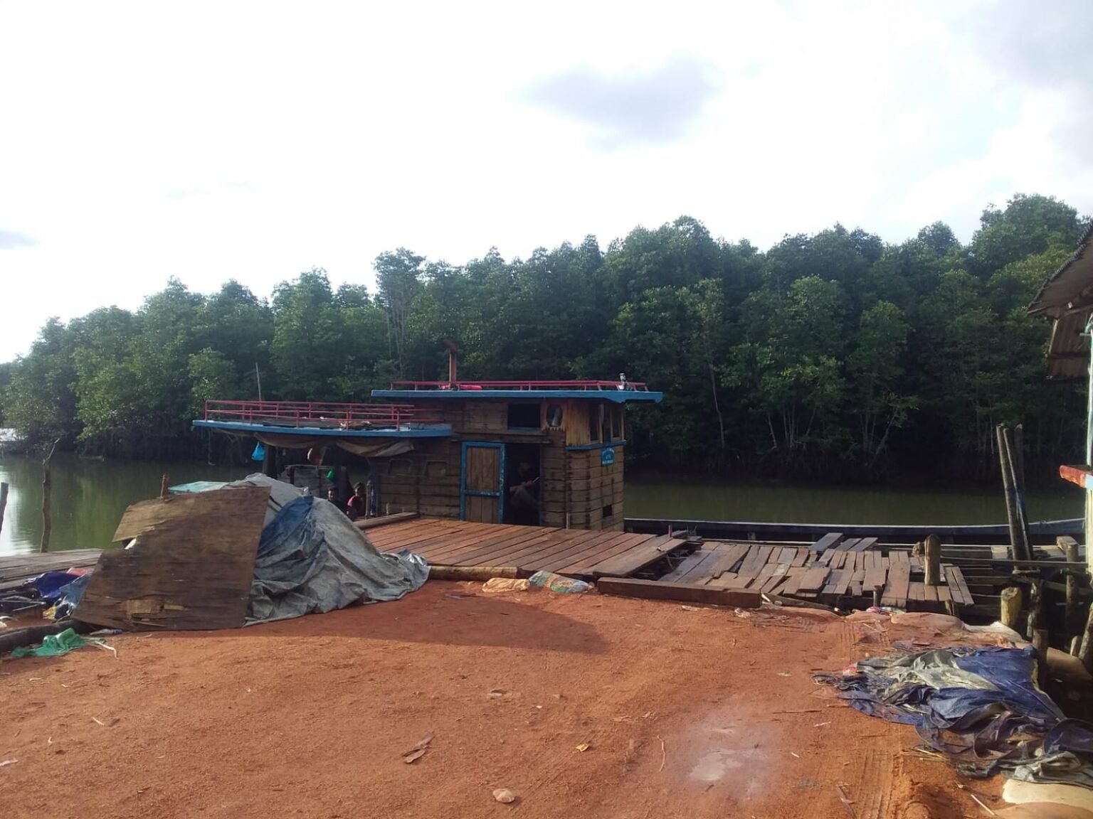 ABK Kapal saat menunggu barang yang datang di pelabuhan jalan Salam