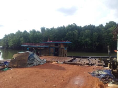 ABK Kapal saat menunggu barang yang datang di pelabuhan jalan Salam