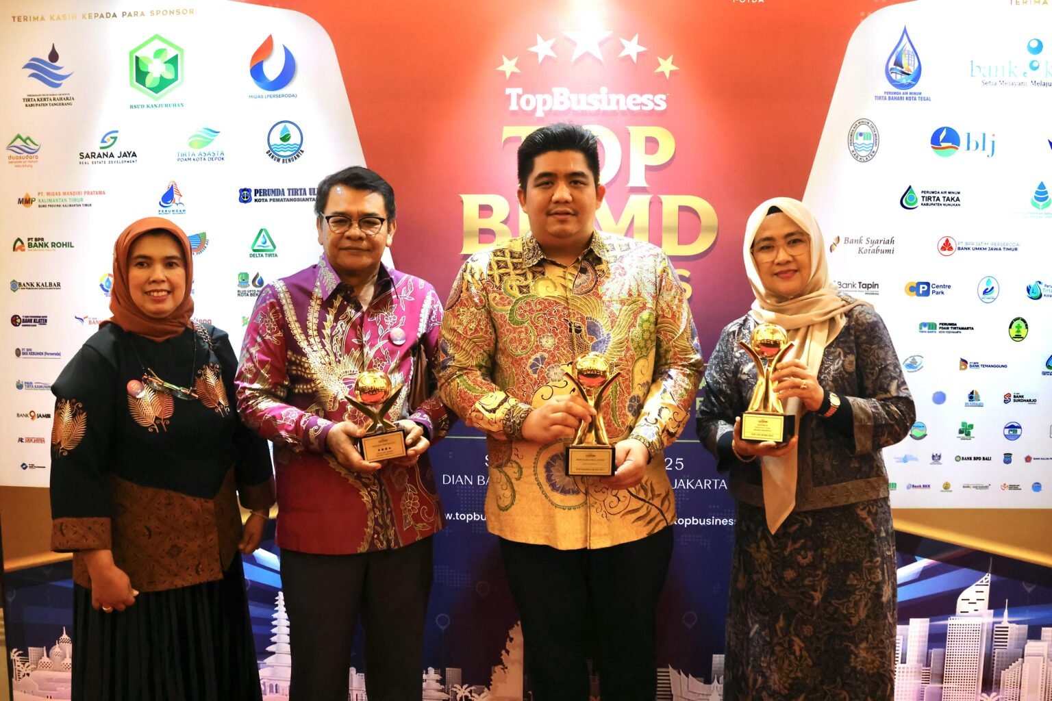 Bupati Bintan Roby Kurniawan saat menerima penghargaan TOP BUMD Awards 2025 di Dian Ballroom, Hotel Raffless Jakarta, Senin (28/4).