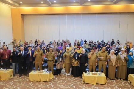 Wakil Bupati Bintan Deby Maryanti, peserta pelaku UMKM saat pembukaan pelatihan kewirausahaan