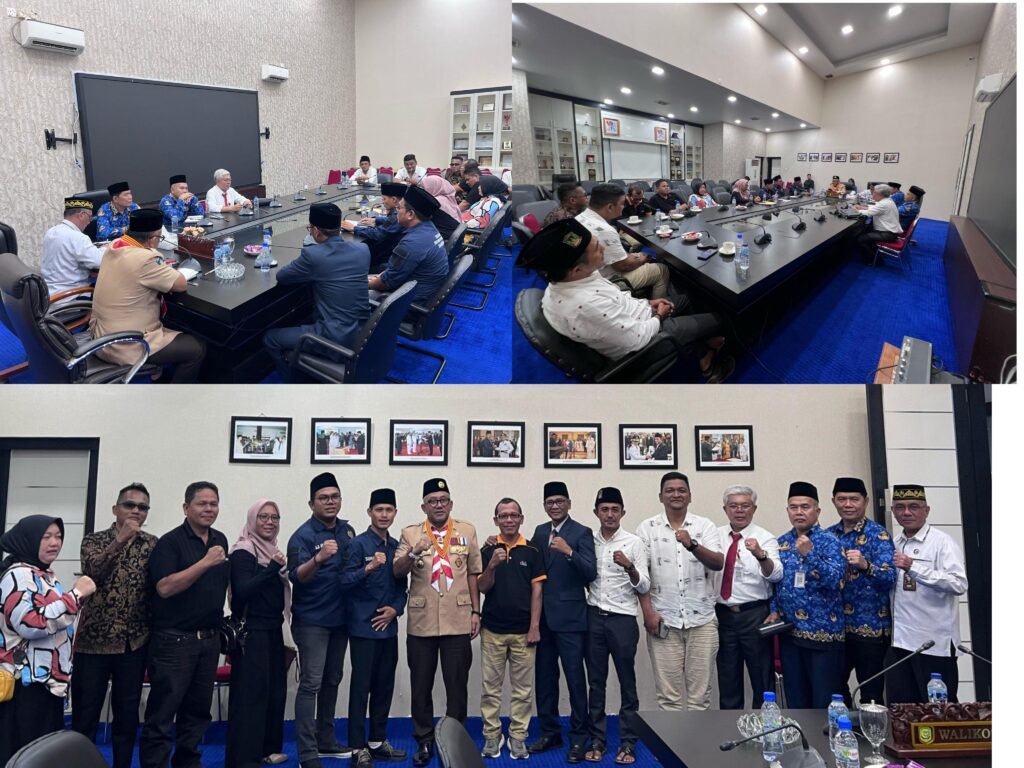 Sejumlah pengurus PWI Tanjungpinang bersama PWI Kepri saat audiensi dan silaturahmi dengan Wali Kota Tanjungpinang, Lis Darmansyah, di Kantor Wali Kota Tanjungpinang, Senggarang, Jumat (25/04/2025)