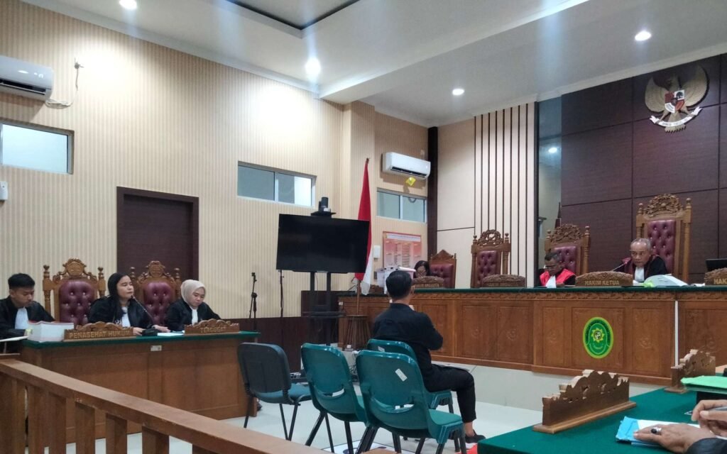 Terdakwa Elfin Yudista, Eks Dirut PD BPR Bestari saat menjalani sidang di Pengadilan Tipikor pada Pengadilan Negeri Tanjungpinang, Kamis (08/05/2025) ft Asfanel