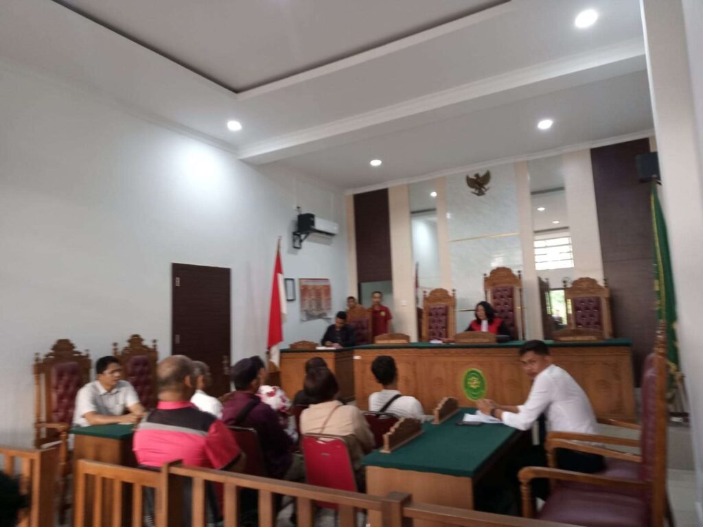Sidang vonis perkara Tipiring terhadap 7 (tujuh) warga sebagai terdakwa yang menduduki dan mendirikan bangunan di atas lahan milik orang lain tanpa izin kawasan Jalan Daeng Kamboja, RT 002/ RW 006 Kelurahan Air Raja, Kecamatan Tanjungpinang Timur Kota Tanjungpinang, Jum'at (09/05/2025).