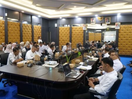 Sekda Bintan Ronny Kartika saat memimpin rakor bersama seluruh Kepala Desa dan Lurah se-Bintan