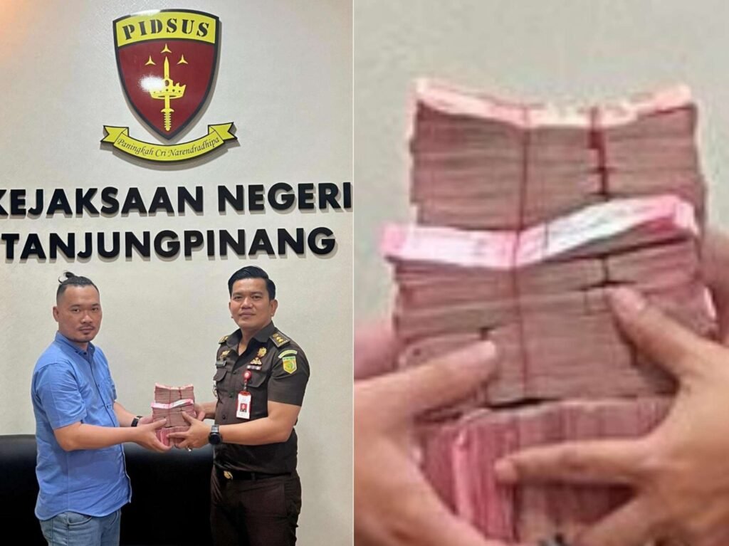 Kasi Pidsus Kejari Tanjungpinang Huffington Harahap SH MH saat menerima Pembayaran Uang Pengganti Perkara Tindak Pidana Korupsi atas nama Terdakwa Anna Triana Sebesar Rp. 252.484.912,- melalui tim Kuasa Hukumnya, Senin (26/05/2025)