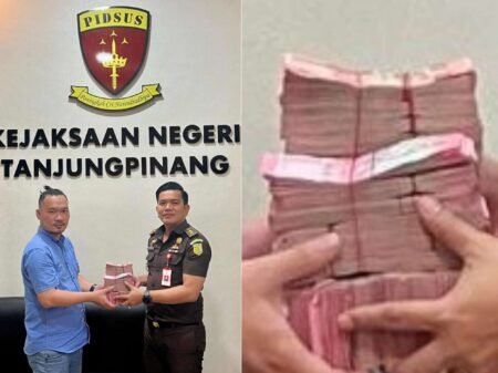 Kasi Pidsus Kejari Tanjungpinang Huffington Harahap SH MH saat menerima Pembayaran Uang Pengganti Perkara Tindak Pidana Korupsi atas nama Terdakwa Anna Triana Sebesar Rp. 252.484.912,- melalui tim Kuasa Hukumnya, Senin (26/05/2025)