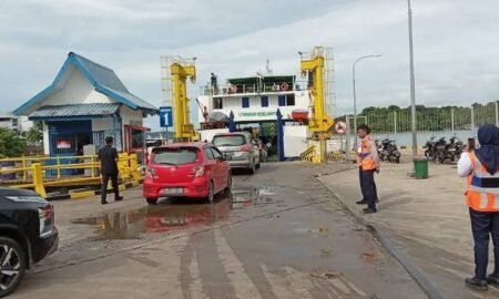 Petugas saat mengecek kenderaan yang masuk ke kapal roro di pelabuhan ASDP Telaga Punggur, Batam.