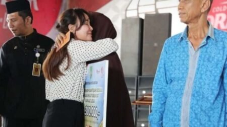 Wakil Walikota Batam Li Claudia Chandra, menyerahkan insentif bulanan sebesar Rp 300 ribu kepada 449 warga lansia yang berasal dari Kecamatan Bengkong, Batu Ampar, dan Lubuk Baja, Rabu (30/4/2025).
