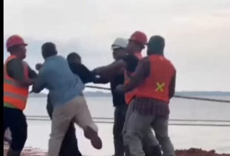 Aksi AC saat memukul warga Kecamatan Singkep Barat By (foto screenshoot video)