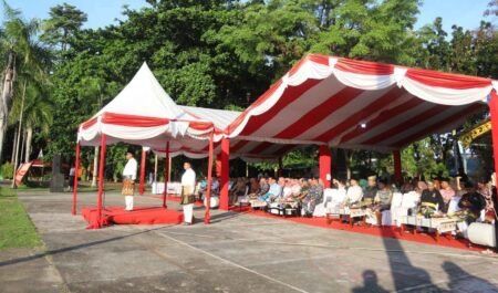 Wali Kota Tanjungpinang, Lis Darmansyah memimpin upacara peringatan Hardiknas tahun 2025 di lapangan Pamedan Ahmad Yani Tanjungpinang, , Jumat (2/5).