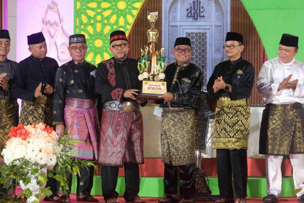 Wali Kota Tanjungpinang, Lis Darmansyah menyerahkan piala bergilir kepada Kecamatan Tanjungpinang Kota yang berhasil meraih juara umum pada perhelatan MTQH ke-XIX tingkat Kota Tanjungpinang tahun 2025.