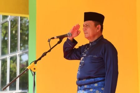 Gubernur Kepri, Ansar Ahmad, bertindak sebagai Inspektur Upacara dalam peringatan Hardiknas tingkat Provinsi Kepri Tahun 2025 di SMAN 1 Tanjungpinang, Jumat (2/5).