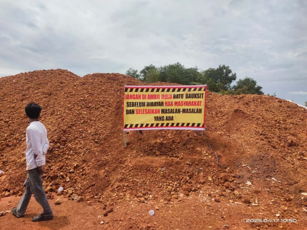 Spanduk penghentian loading bauksit PT Hermina Jaya yang dilakukan masyarakat bersama beberapa ormas di Kabupaten Lingga, beberapa waktu lalu.