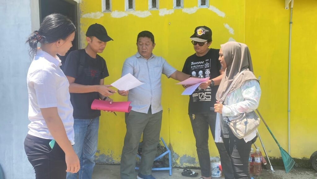 SR (memamaki jilbab) saat di Mapolres Lingga. Anggota Reskrim Polres Lingga ke Mapolres Lingga setelah dijemput dari kediamannya.