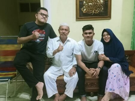 Tokoh masyarakat Lingga, Muhamamd Ishak dan keluarga bersama pemain Timnas Ramadan Sananta (foto-istimewa)