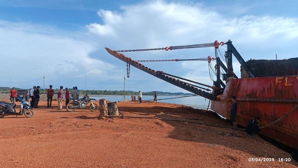 Loading Bauksit PT Hermina Jaya di Pelabuhan Jeti PT TBJ Desa Tanjung Irat, Kecamatan Singkep Barat yang di segel KKP. Sebelum dilakukan penyegelan PT Hermina telah tiga kali melakukan laoding bauksit