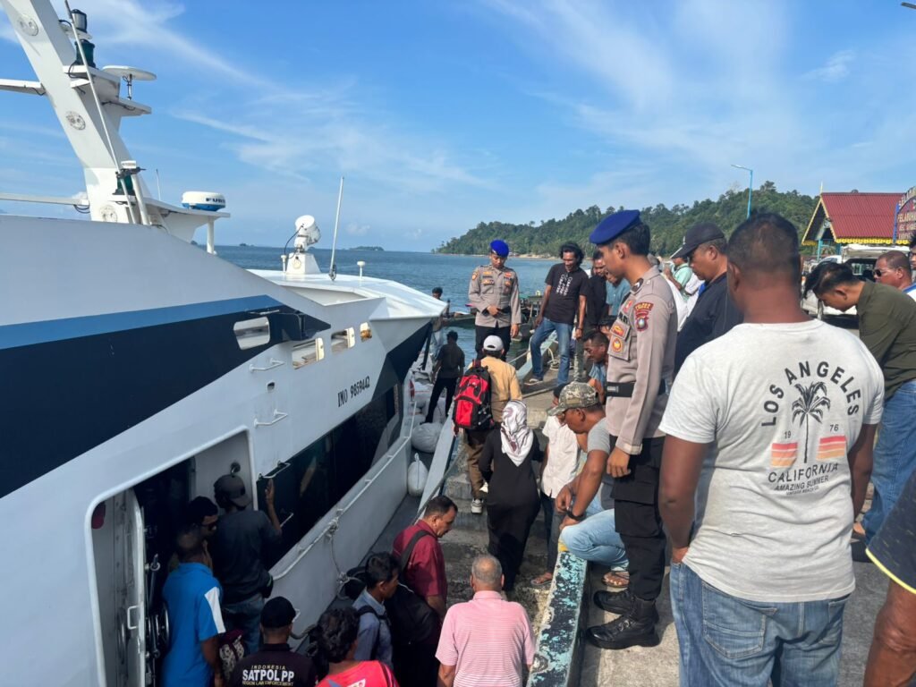 Anggita Satpolairud Polres Lingga berjaga di pintu masuk kapal Ferry keberangkatan dari Pelabuhan Jagoh dalam rangkaOperasi Pekat Seligu 2025