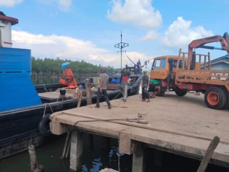 Aktivitas bongkar muat barang di Dermaga Tanjung Merbau, Dompak Tanjungpinang