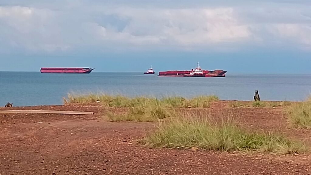 Dua Unit Tongkang dengan salah satunya sudah terisi penuh dengan muatan bauksit dari lokasi Jetty PT TBJ, sementara 1 unit yang masih kosong di duga juga akan kembali dimuat