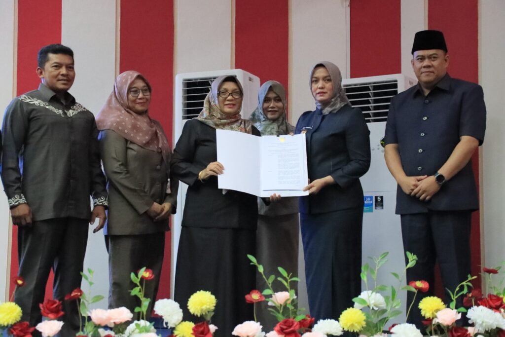 Ketua DPRD Bintan Fiven Sumanti menyerahkan rekomendasi LKPJ Bupati Bintan TA 2024 kepada Wakil Bupati Bintan Deby Maryanti dalam rapat paripurna.