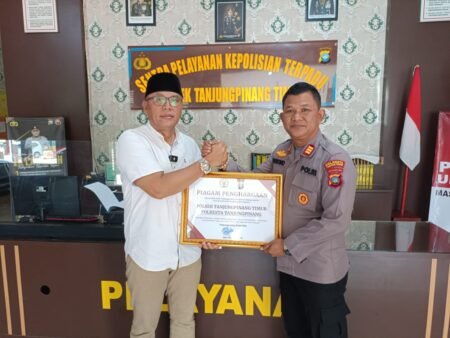 Kapolsek Tanjungpinang Timur AKP Sugiono saat menerima penghargaan dari DPRD Kota Tanjungpinang