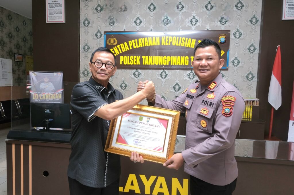 Kapolsek Tanjungpinang Timur AKP Sugiono saat menerima piagam penghargaan dari Pemko Tanjungpinang melalui Wakil Walikota Tanjungpinang Raja Ariza, Kamis (15/05/2025)