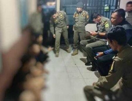 Empat pelajar diamankan Satpol PP Kota Tanjungpinang setelah diduga hendak melakukan aksi tawuran di kawasan permukiman Jalan Serai, Sabtu (17/5) malam.