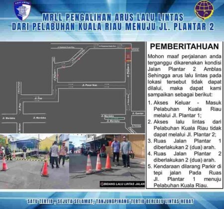 Jalan Pelantar II mengalami amblas akibat robohnya tiang beton penahan.