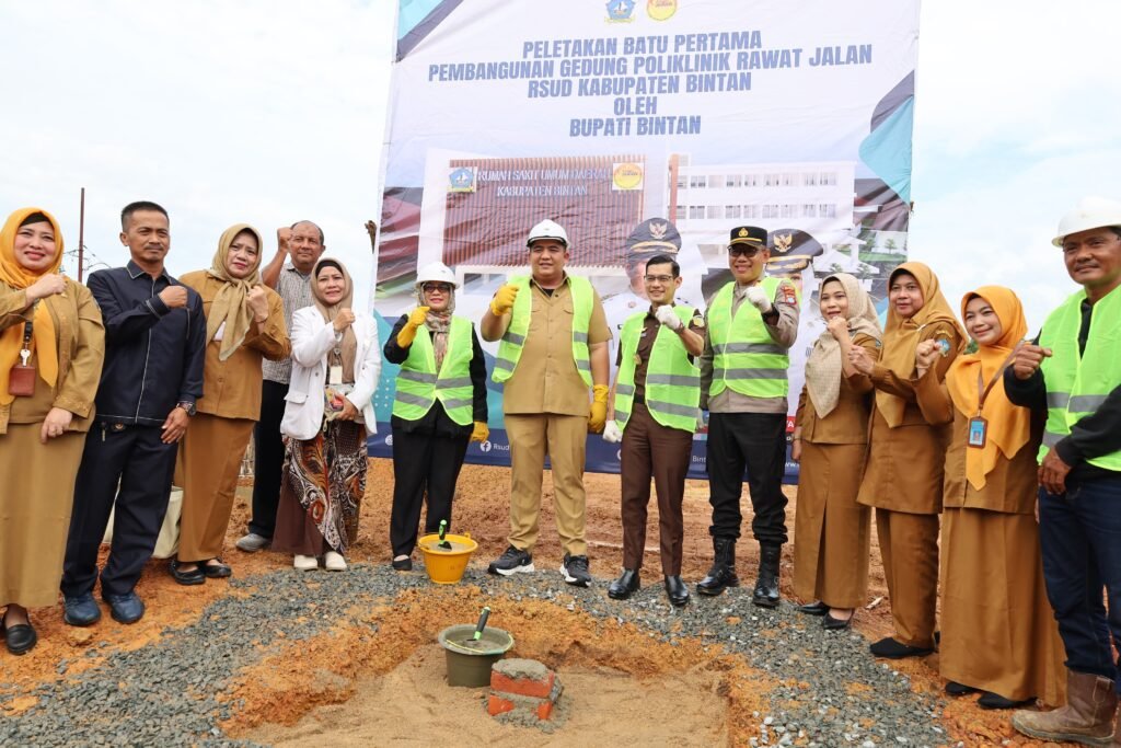 Bupati Bintan Roby Kurniawan melakukan Peletakan Batu Pertama Pembangunan Gedung Poliklinik Rawat Jalan RSUD Bintan.