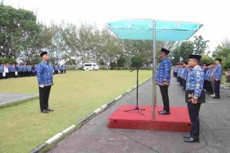 Walikota Tanjungpinang, Lis Darmansyah, memimpin upacara peringatan Hari Kebangkitan Nasional ke-117 yang disejalankan dengan Hari Kesadaran Nasional, Selasa (20/5).