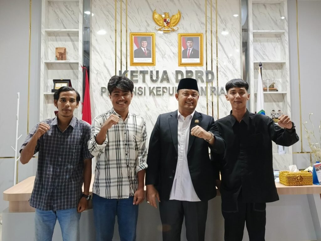 Perwakilan Mahasiswa asal Kabupaten Lingga bersama Ketua DPRD Kepri, Iman Sutiawan usai audiensi terkait PT Hermina Jaya.
