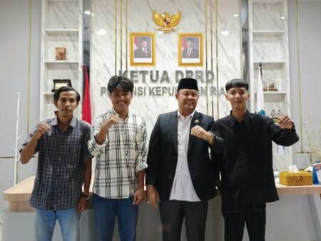Perwakilan Mahasiswa asal Kabupaten Lingga bersama Ketua DPRD Kepri, Iman Sutiawan usai audiensi terkait PT Hermina Jaya.