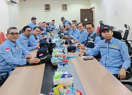 Ketua STAIN Sultan Abdurrahman Kepulauan Riau (Kepri), Dr. Muhammad Faisal, M.Ag., turut mendampingi Ketua Tim Monitoring dan Evaluasi (Monev) PPIH Arab Saudi, Prof. Dr. Ismail Fahmi, M.A dalam rapat koordinasi strategis menjelang fase puncak ibadah haji (Armuzna: Arafah, Muzdalifah, dan Mina) di Kota Makkah pada Senin, (26/5).
