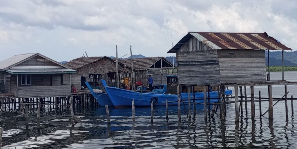 Kapal ikan (warna biru) yang diduga melakukan pengeboman ikan oleh oknum nelayan di perairan cibia dan sayak, Kabupaten Lingga (foto-istimewa untuk Hakuan Kepri)
