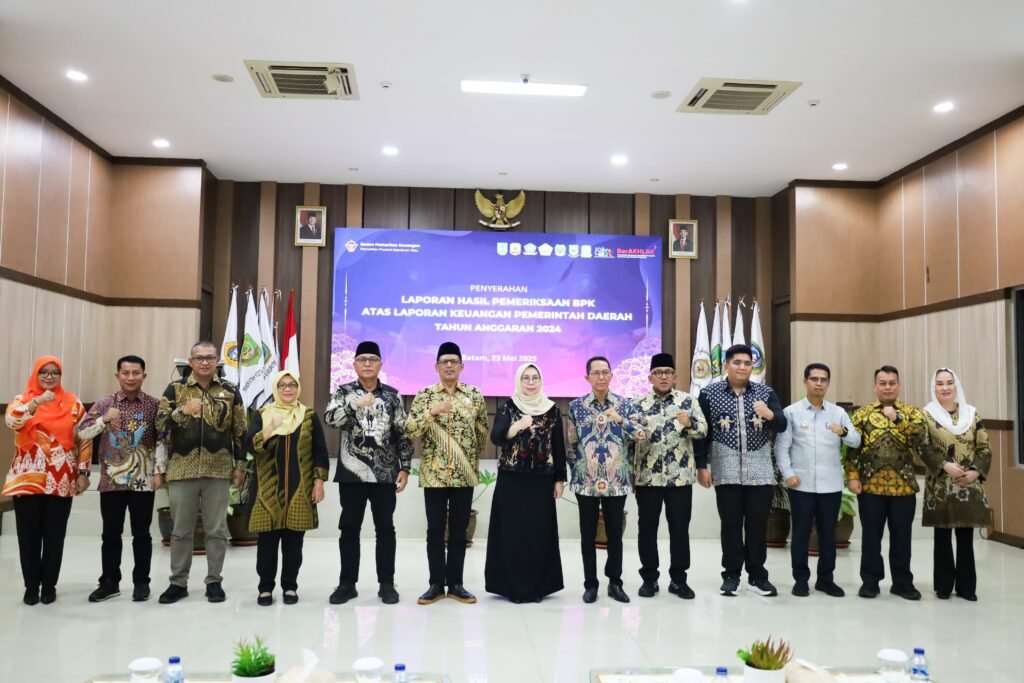 Bupati Bintan Roby Kurniawan menerima LHP atas LKPD Tahun Anggaran 2024 dari BPK Perwakilan Kepri