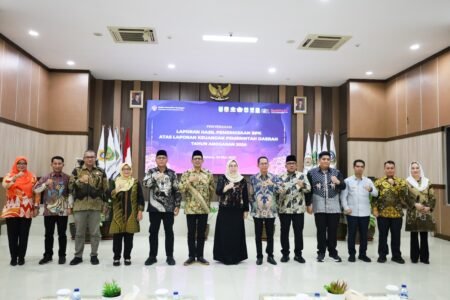 Bupati Bintan Roby Kurniawan menerima LHP atas LKPD Tahun Anggaran 2024 dari BPK Perwakilan Kepri