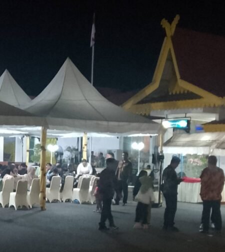 Bendera Merah Putih yang masih berkibar hingga malam hari saat kegiatan pisah sambut kepala Bandara Dabo Singkep