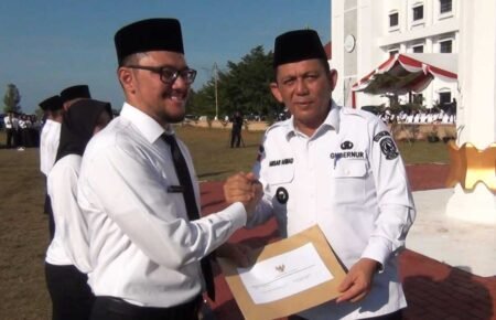Gubernur Kepri, Ansar Ahmad menyerahkan SK pengangkatan kepada 3.481 PPPK) formasi tahun 2024 tahap I.