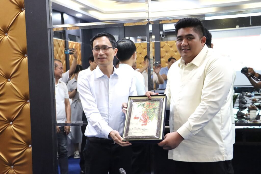 Bupati Bintan Roby Kurniawan saat menerima kunjungan Delegasi Biro Luar Negeri Dongguan, Provinsi Guangdong, RRC.