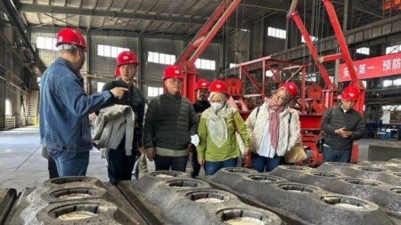Rombongan Bupati Lingga, Muhamamd Nizar ke PT Tianshan Global Alumina yang dilakukan belum lama ini. Salah satu hasil kunjungan adalah Pemkab Lingga berkesemalatn mengirim generasi mudainek Tiongkok untun pelatihan. (Foto-istimewa)